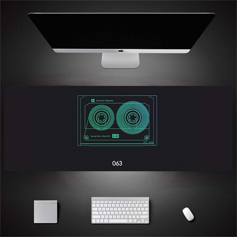 Tech-Tastatur-Maus-Schreibtischunterlage mit übergroßen Nähten im industriellen Stil